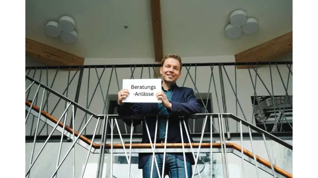 Matthias Reindl hält ein Schild mit der Aufschrift „Beratungsanlässe“